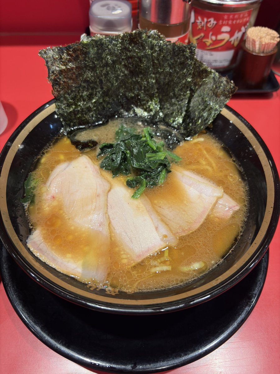 FamisoruR's tweet photo. ラーメン環2家川崎店
チャーシューメン麺かため
久しぶりに家系ラーメン、このうまじょっぱさが良き良き😋
スモーキーなチャーシューも美味しいし、卓上の緑色おろしにんにくやフライドガーリックの味変最高👍

幸腹逸杯、ご馳走様でした🙏 https://t.co/S7DG8isEkG