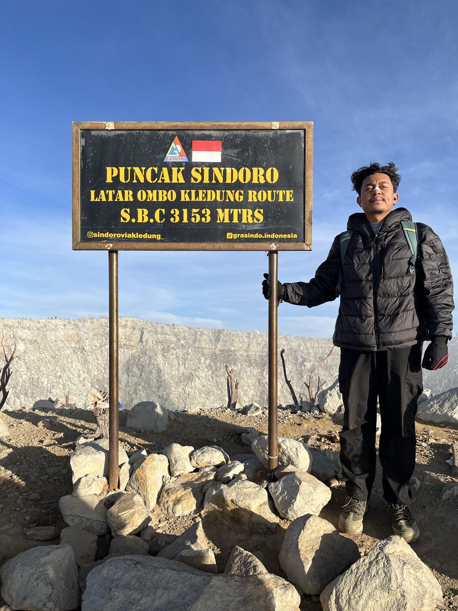 KoncomukiJ's tweet photo. sindoro sumbing sudah, tinggal slamet… https://t.co/VlaJuYB0TR