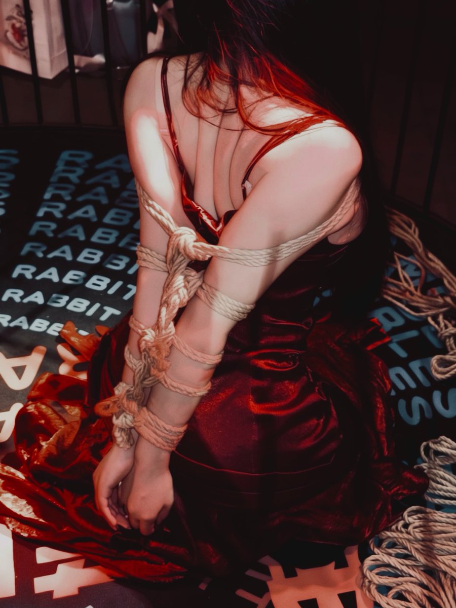 xiaoxiaobrat's tweet photo. 荆棘与玫瑰
🪢：@kong_shibari 
🐱：@xiaoxiaobrat 
📍：荆棘兔（长春店） https://t.co/mbv7F4DJNj