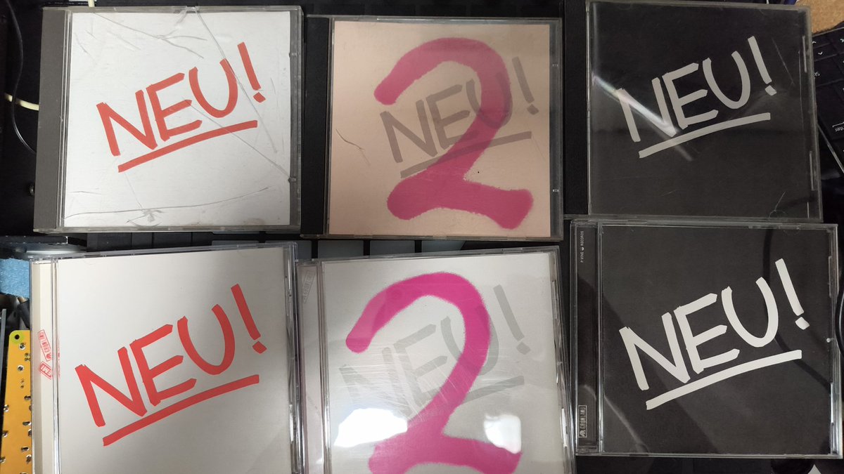 NEU!のアルバム、ブート(上)から正規盤(下)に買い替えた。