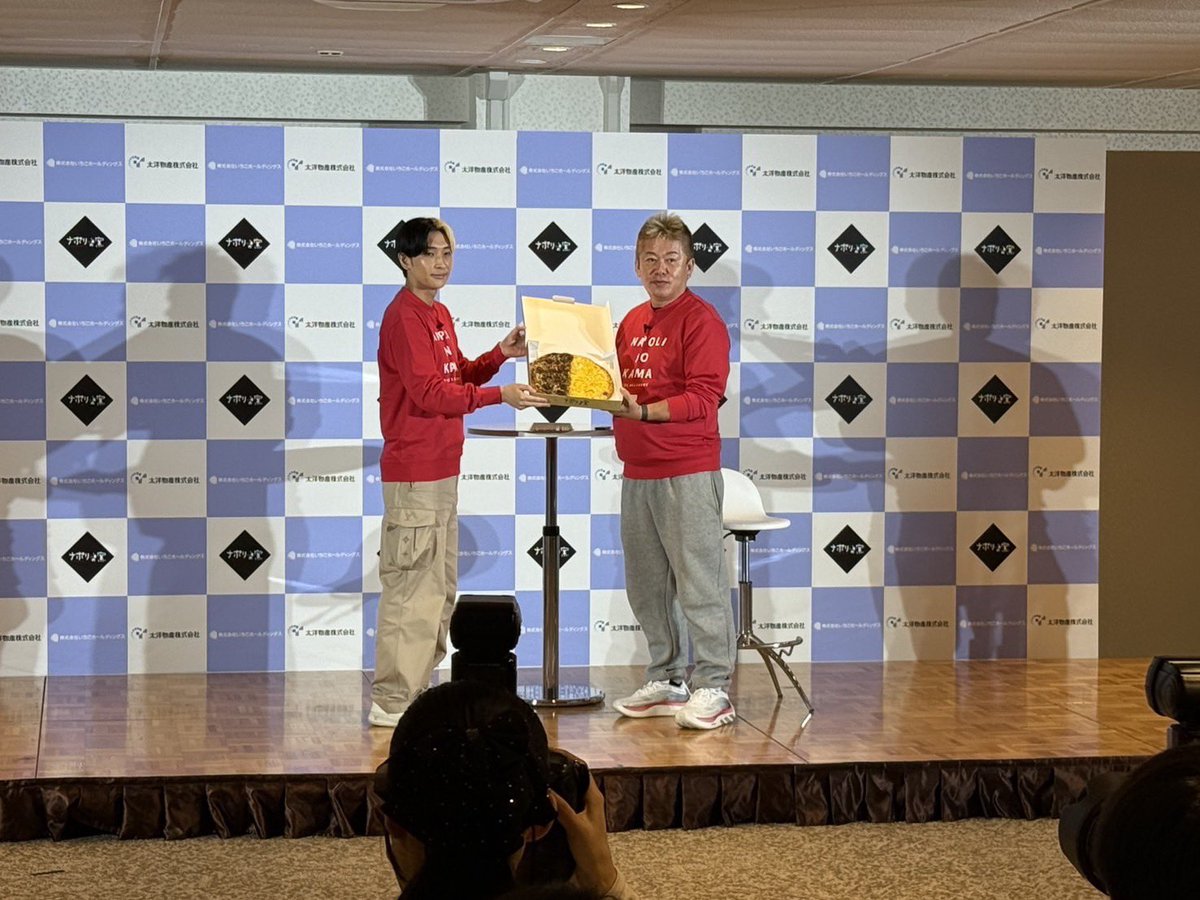 takapon_jp's tweet photo. 【上場企業の取締役に復活した日】

今日は朝から、太洋物産の臨時株主総会だった。

今回選任されれば、久しぶりに上場企業の取締役に復活することになる。総会は問題なく終わり、「ナポリの窯」を運営するいちごホールディングスの買収決議もなされて終了した。

その後、取締役会と事業戦略説明会が行われた。

会場では、いちごホールディングスの副社長にもなったYouTuberのヒカル君と、特製のピザを食べながらトークや写真撮影をしたり、そのほかにもYouTube撮影を行ったりした。

太洋物産は、中国との取引商社としての強みがある。ここに「ナポリの窯」のような下流の飲食小売の販売力が加わると、かなり面白いことができるのではないかと思っている。

<続>
https://t.co/3fDdQyDYTH