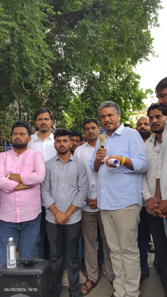 RRPSpeaks's tweet photo. पुणे महापालिकेच्यावतीने घेण्यात येणाऱ्या कनिष्ठ अभियंता पदाच्या भरती प्रक्रियेत मोठ्या प्रमाणात घोटाळा झाला असून यामध्ये प्रामाणिक उमेदवारांवर अन्याय झाला आहे. त्यामुळं ही प्रक्रिया रद्द करण्याच्या मागणीसाठी पुणे महापालिकेच्या आवारात सुरु असलेल्या विद्यार्थ्यांच्या धरणे आंदोलनाला भेट देऊन त्यांच्याशी संवाद साधला. त्यानंतर महापालिका आयुक्त नवल किशोर राम साहेब यांचीही भेट घेऊन सविस्तर चर्चा केली. विद्यार्थ्यांच्या या आक्षेपांची सखोल चौकशी करण्याचं आणि चौकशी पूर्ण होईपर्यंत कुणालाही नियुक्त देणार नसल्याचं आश्वासन यावेळी आयुक्त साहेबांनी दिलं. तसंच नॉर्मलायझेशनमुळं कोणत्याही विद्यार्थावर अन्याय होणार नाही, याबाबतही त्यांनी आश्वस्त केलं.

#पुणे_महापालिका  #पदभरती_घोटाळा