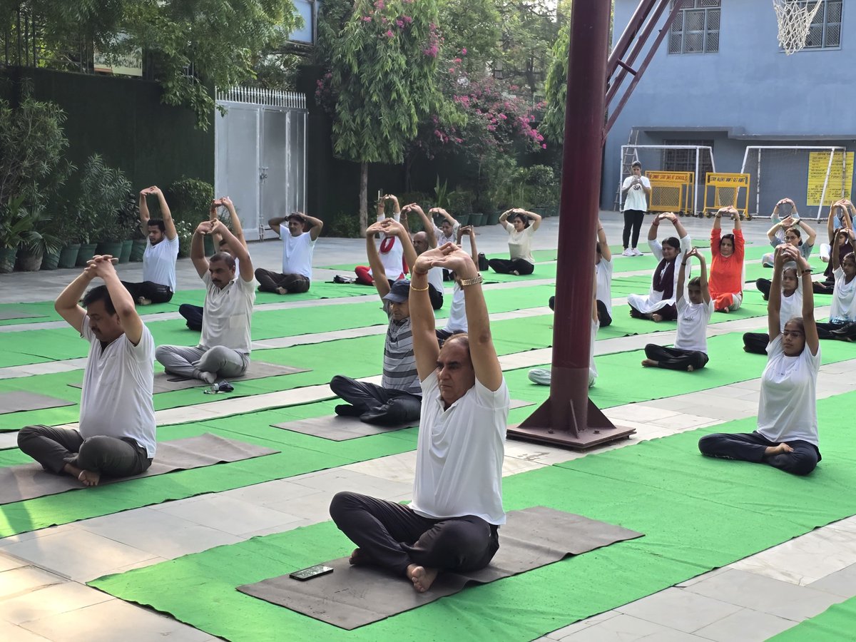 MrTiwaree's tweet photo. Pilot Rakesh Tyagi encouraged hundreds of Intellectuals for adopting yoga in their life. 

He follows the path of Hon. PM Narendra Modi Ji to make the nation #FitIndia.  

Former IAF officer Pilot Tyagi plans to uplift the Shikshit UP roadmap by Fitness. @PilotRakesh61 https://t.co/yp4xPzNsFk