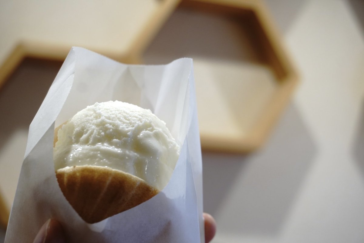 kencellara_food's tweet photo. 三重県津市の老舗和菓子店「蜂蜜まん本舗」。昭和25年創業、松阪の水谷養蜂園にルーツを持つ初代が「蜂蜜をもっと身近に」と始めたお店です。蜂蜜たっぷりの「蜂蜜まん」は地元で「はちまん」の愛称で親しまれる津のソウルフード。作り置きせず店頭で焼き上げるので、熱々が味わえます😊✨ https://t.co/H4nE2aYLz4