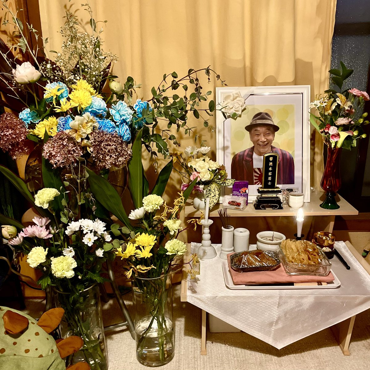 utamomo19's tweet photo. 今日も、あなたに花束を。

今日は水色と黄緑のカーネーションを。

花言葉
水色カーネーション：永遠の幸福
黄緑カーネーション：癒し、純粋な愛情

KAJAさんの花を生け直して

「涼しそうだから良いでしょ」

と言うと

「SHOちゃん みたいや」

と返ってきた（笑）

明日は何の花を買いましょうね、Loveちゃん。

さぁ、今から装飾作品を作って、
今日のステージをバラシに

変わらず側に居てくださいませね。
行ってきますね。

Love KAJA🐢🍑MOMO