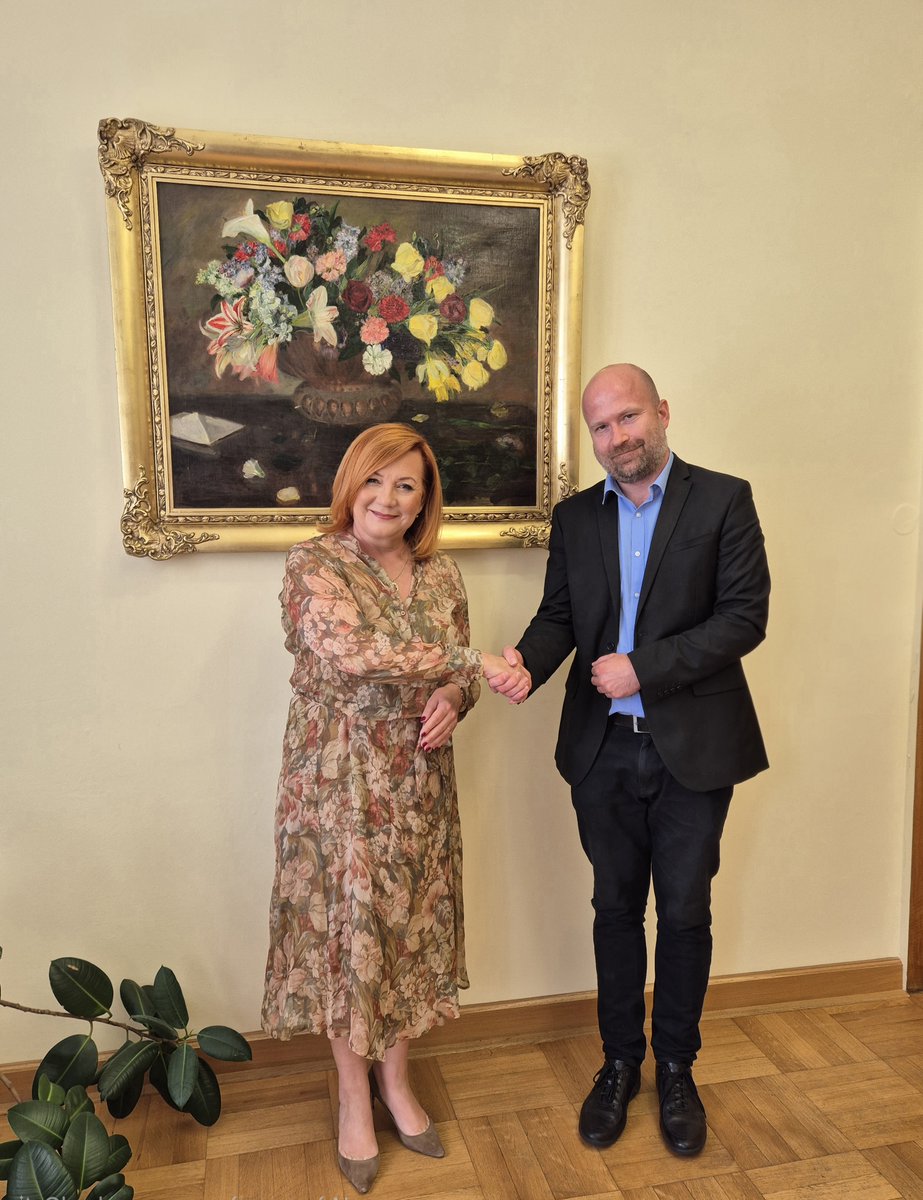 MinFinCZ's tweet photo. Radek Ležatka se stává novým generálním ředitelem @uzsvm. Dosavadní náměstek pro Ekonomiku a investice zvítězil ve výběrovém řízení a byl jmenován ministryní @alenaschillerov k 1.7.2026. Má za úkol mj. rozšíření možností právního zastupování státních institucí ze strany @uzsvm. https://t.co/SFceZbiAgW
