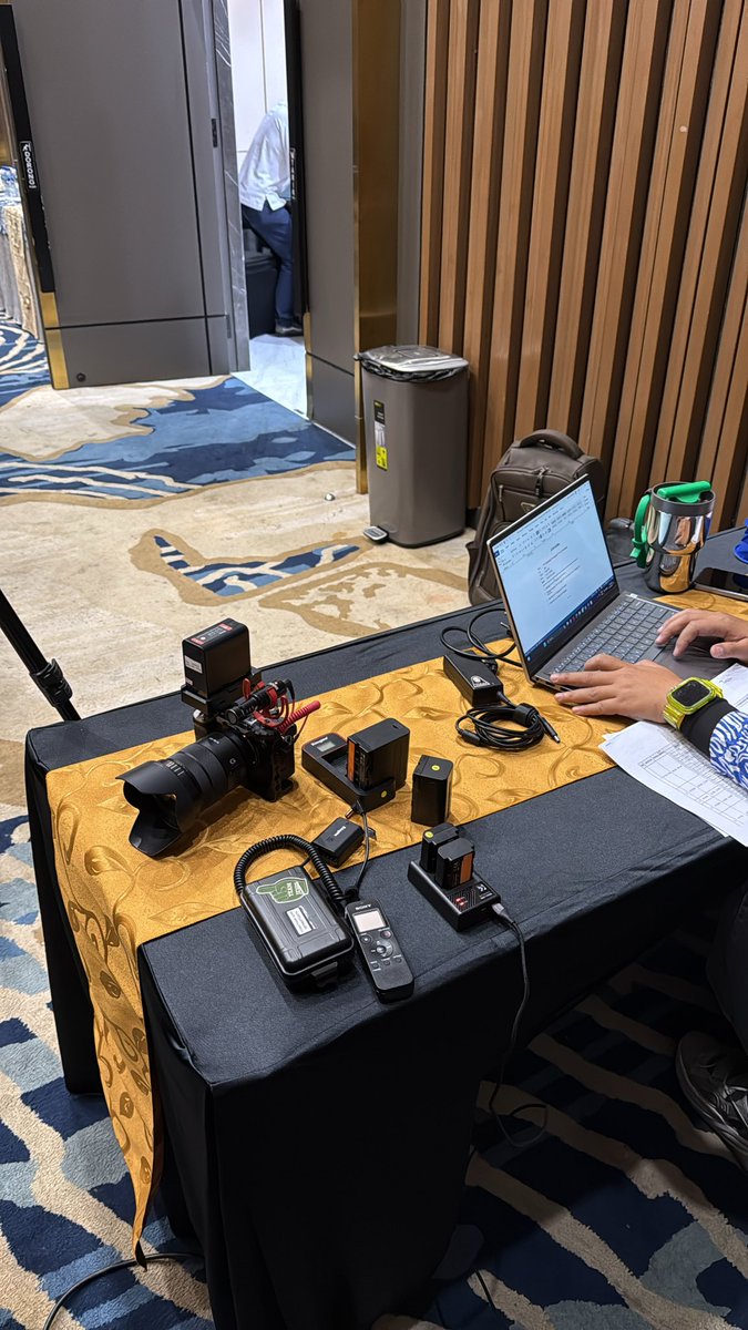 stellarez's tweet photo. Emang sih gua pake meja cuma sedikit dan sebentar. Tapi, minimal ngomong kalo emang mau joinan.

Gua yang dateng duluan, meja dan bangku gua yang minta, gua yang setup, trus lu dateng dateng langsung geser geser alat alat gua. Bahkan gua ada di situ loh. https://t.co/BtWwzMmPbA