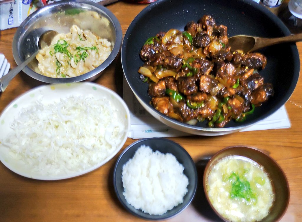 as_nami's tweet photo. ごはんだよー(まぐろアラチリソース煮[玉ねぎ･ピーマン]･鶏皮とろろ和え･親子丼にできるほど美味しくできたスープ[鶏皮茹汁･玉ねぎ･たまご]･千切りキャベツ)
仕上げは私
あとは全部末娘が頑張った(๑•̀ㅂ•́)و✧ https://t.co/DOHcV9zB2A