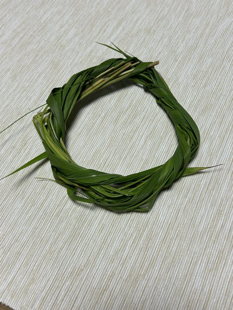 mei_cloud9's tweet photo. 今日は氏神様へ夏越の大祓え（なごしのおおはらえ）に🌿人形祓（ひとがたばらい）で息を吹きかけて罪と穢れを移しとってもらい、茅の輪をくぐり身を清めていただきました🤲🏽✨下半期も穏やかな気持ちで体調も良く和かに暮らせます様に🙏🏽 https://t.co/9Xns4Bsq61