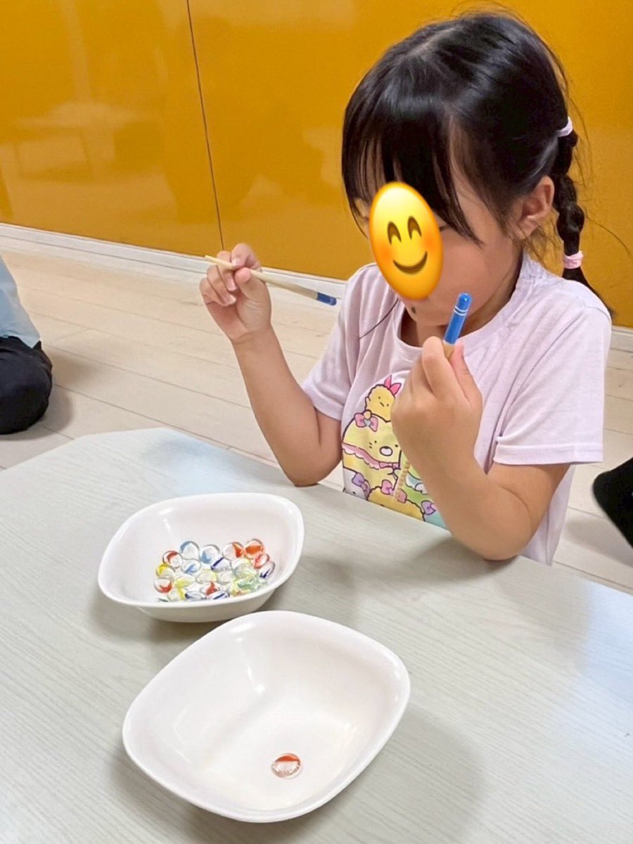 firstdream_02's tweet photo. ⭐️新堀教室⭐️
2026.6.30(火)
『お箸トレーニング🥢』
おはじきとビーズを使って、お箸のトレーニングを行いました‼️
ものを掴んだまま手を動かす動作を繰り返すことで、遊びながら指先の力を養っています✨

▽ファーストシーンドリームの詳細はこちら！
https://t.co/y2cIInJFgo

#放デイ #療育 https://t.co/0kCbpN1EtY