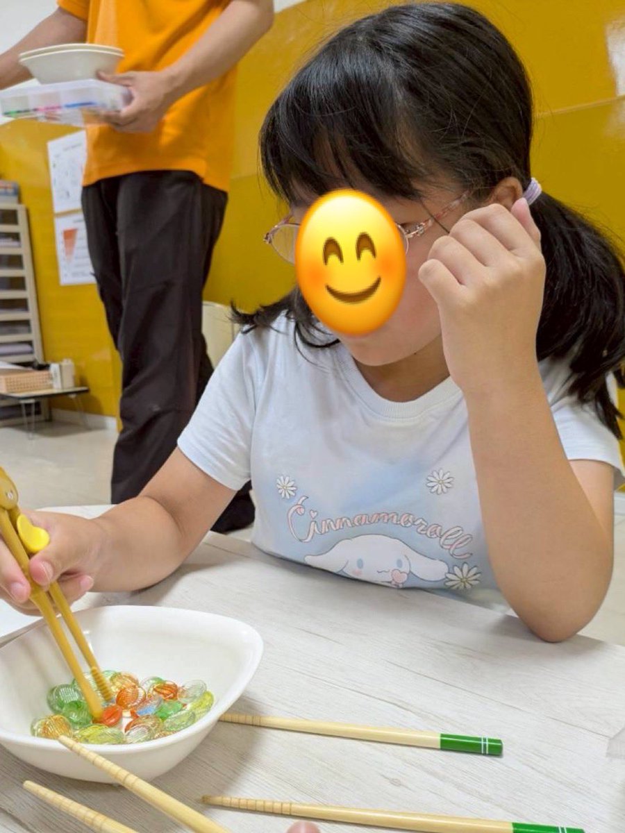 firstdream_02's tweet photo. ⭐️新堀教室⭐️
2026.6.30(火)
『お箸トレーニング🥢』
おはじきとビーズを使って、お箸のトレーニングを行いました‼️
ものを掴んだまま手を動かす動作を繰り返すことで、遊びながら指先の力を養っています✨

▽ファーストシーンドリームの詳細はこちら！
https://t.co/y2cIInJFgo

#放デイ #療育 https://t.co/0kCbpN1EtY