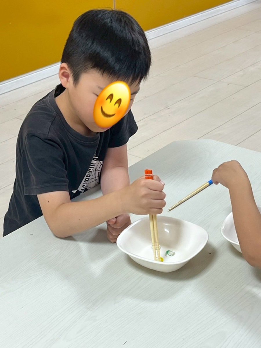 firstdream_02's tweet photo. ⭐️新堀教室⭐️
2026.6.30(火)
『お箸トレーニング🥢』
おはじきとビーズを使って、お箸のトレーニングを行いました‼️
ものを掴んだまま手を動かす動作を繰り返すことで、遊びながら指先の力を養っています✨

▽ファーストシーンドリームの詳細はこちら！
https://t.co/y2cIInJFgo

#放デイ #療育 https://t.co/0kCbpN1EtY