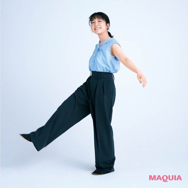 maquia_magazine's tweet photo. 【#上白石萌音 さんインタビュー】
体にも心にも溜めない、それが健康を保つ秘訣💫

「“臆病な人”が美しいと思うんです。自信に満ち溢れているというより、何かを疑っている、疑いながら、何かを信じようとしている人。そういう人はきっと、人の気持ちを考えていたり、言動をひとつひとつ確かめていたり。

臆病だからこそいろんなことに対して備えている、その“想像力”が私には“可能性”に見える。不安があったり、足りないと思っていたり、だから惹かれるんじゃないか、と。私ももがきながら前に進みたい。そんな格好いい人でありたいと思います。

ずっと日記が続いているんです。今までは三日坊主だったんですが、“３年日記”にしたら急に書けるようになって、もう２年目に。昨年の日記を読み返すと、落ち込んでいたとか、腹を立てていたとか書いてあるのだけれど、１年経つと“何だっけ？”ということが結構あって。

だから、今どんな自分でも来年はきっと大丈夫と思える。体にも心にも“溜めない”ことが健康を保つ秘訣かもしれません」

🔗インタビュー全編はこちら
https://t.co/HQOlVw7oeN