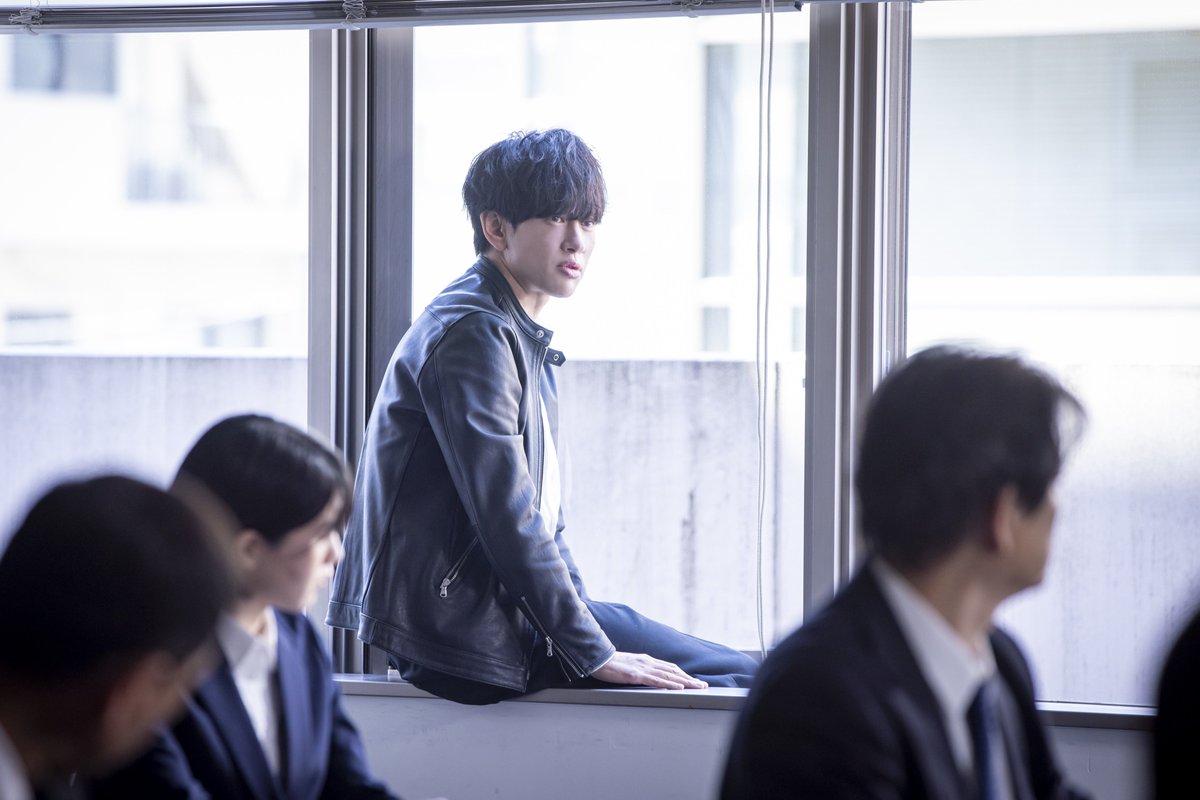oricon's tweet photo. 📺️きょう初回放送
ドラマ『今夜もシリアルキラーと待ち合わせ』

主演・磯貝史郎役
SUPER EIGHT・横山裕からコメント到着❗️

初回見どころは？→“尖った登場シーン”
「こんな刑事いたら、即クビやろな」
https://t.co/75g7JBZcQ7 https://t.co/vKd1rqxptS