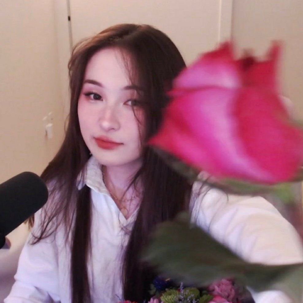 vespirieo's tweet photo. happy birthday to the prettiest girl in the world <3 https://t.co/nYO2Cl5MQA