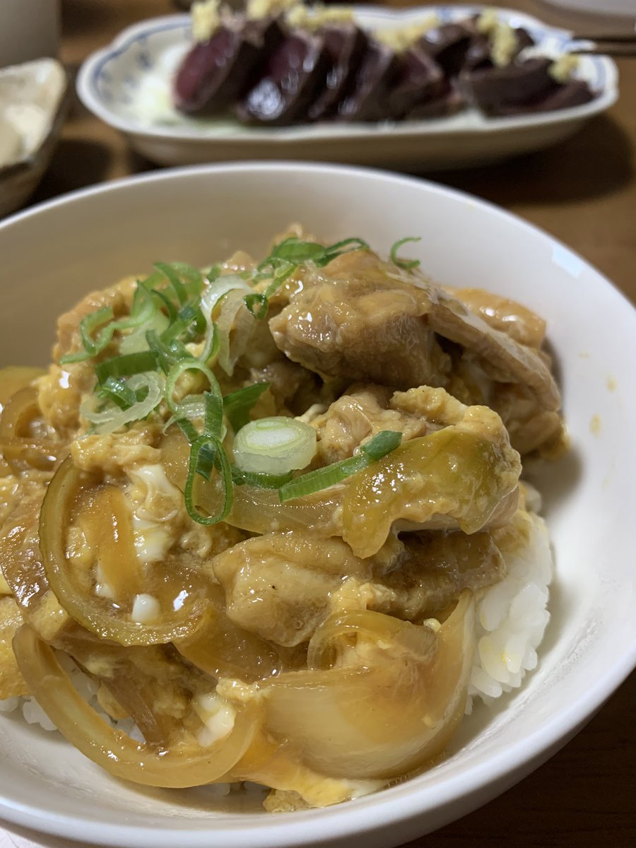 Happylifebee's tweet photo. #2026年和尚料理
親子丼
丼シリーズ。
なかなか上手くできた。
フライパンでも簡単にできる。
（材料）
鶏もも肉、玉ねぎ、
酒、醤油、味醂、砂糖、出汁の素、胡麻油 https://t.co/jCn3SMNDZt