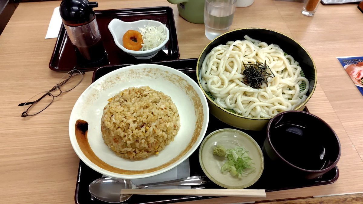 richaricha3's tweet photo. 突然の山田うどん。何故かモーレツに山田の「チャーハン」が食べたくなったので。本日は「ざるうどん」とのセットにして両方大盛りで。更に6月の無料券で「チキンリング」を追加。いただきま～す♪(о´∀`о) https://t.co/wFgCeg2Zu2