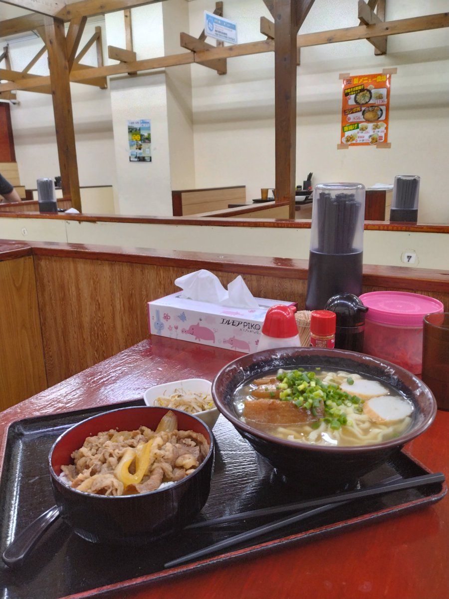 masa_dadada's tweet photo. カウンターが無くなってしまい
どうしようかと思ったどん亭牧志店。
相席かとヒヤヒヤしたけど
一人で使えたよ〜。
床も綺麗にしたそうです〜。
羽田から遅く着いても
そば啜れるから助かるよ〜 https://t.co/CQ9GnaU1jI