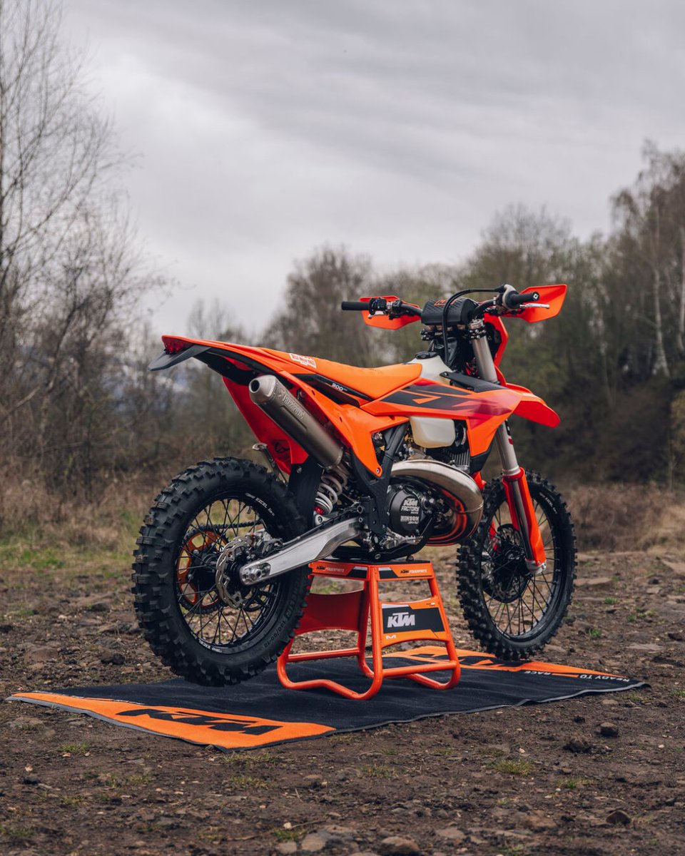 KTM_UK's tweet photo. Fresh metal for #TwoStrokeTuesday - the 2027 KTM 250 XC-W.

Built to dominate every test. ✊ https://t.co/pMDqB0zQ12

#KTM #ReadyToRace #Enduro #TwoStrokeTuesday #KTM250XCW https://t.co/ELCutFCi4R