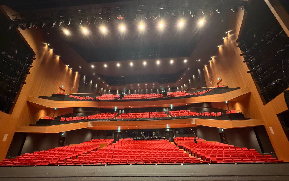 gotoyoko's tweet photo. 東京公演全22公演が終演しました。
ここまで来れたことに感謝。
ありがとうございました！
およそ3万人のお客さんと過ごした時間。
その時間が身体と心に染み込んだ
私たち俺節カンパニーは
出演者28人とスペシャルスタッフ陣と共に
福岡、大阪と旅を続けます。
まだまだ、とっくり返してやれるもの。 https://t.co/v4zLMlBECN