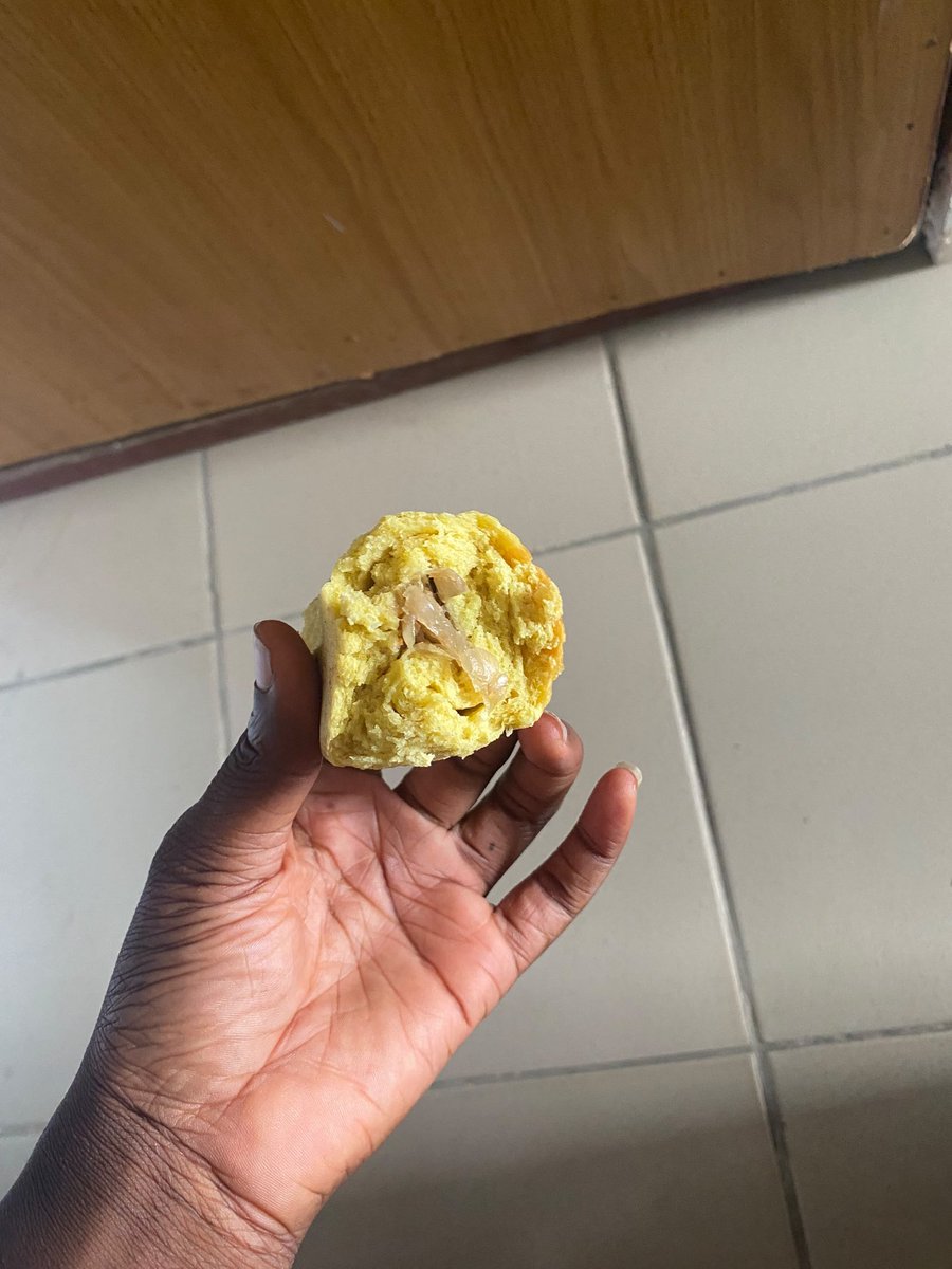 SamuelShallom2's tweet photo. This early morning😩
Onions Pie with touch of fish bone
We keep getting creative in the country https://t.co/mEy37406kw