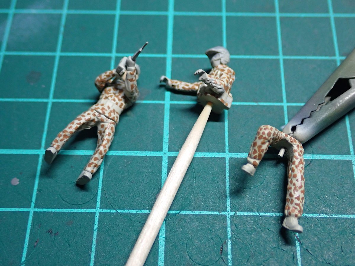 gorimodeler's tweet photo. 偵察バイクの搭乗員。
足ついてる方はハンドルを切った状態で握る形にしたかったので、手首を除く腕部分を新造。
ちょっと右腕が長かったかも?
塗装途中ですが、総火演のイベントとしてはここでタイムアップ。
16式単体でエントリーします。
#Twitter模型総火演2026
#16MCV
#アオシマ https://t.co/XwQ29F1BXF