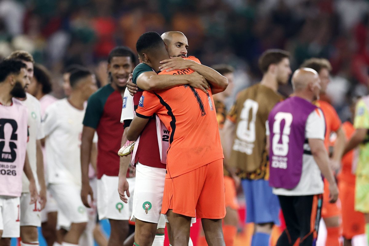 MinPres's tweet photo. Na een zinderende wedstrijd tussen Oranje en de Atlasleeuwen is het WK Voetbal voor Nederland helaas voorbij. Geweldig om te zien hoe sport verbroedert. Hoe Nederlandse fans van links naar rechts harten veroverden met de gigantische Oranje fanwalks. Hoe de overgrote meerderheid van de Marokkaans-Nederlandse gemeenschap hun verdiende winst op positieve wijze viert. Hoe teamgenoten én tegenstanders zich ontfermen over Cody Gakpo in deze emotioneel loodzware tijd voor hem en zijn gezin.

@OnsOranje, heel erg bedankt en @EnMaroc, heel veel succes in het vervolg van dit toernooi tegen Canada.
