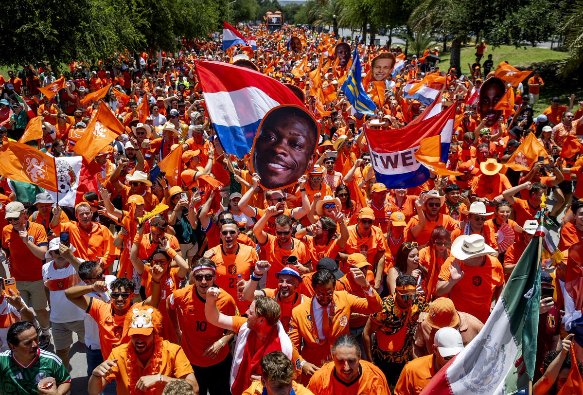 MinPres's tweet photo. Na een zinderende wedstrijd tussen Oranje en de Atlasleeuwen is het WK Voetbal voor Nederland helaas voorbij. Geweldig om te zien hoe sport verbroedert. Hoe Nederlandse fans van links naar rechts harten veroverden met de gigantische Oranje fanwalks. Hoe de overgrote meerderheid van de Marokkaans-Nederlandse gemeenschap hun verdiende winst op positieve wijze viert. Hoe teamgenoten én tegenstanders zich ontfermen over Cody Gakpo in deze emotioneel loodzware tijd voor hem en zijn gezin.

@OnsOranje, heel erg bedankt en @EnMaroc, heel veel succes in het vervolg van dit toernooi tegen Canada.