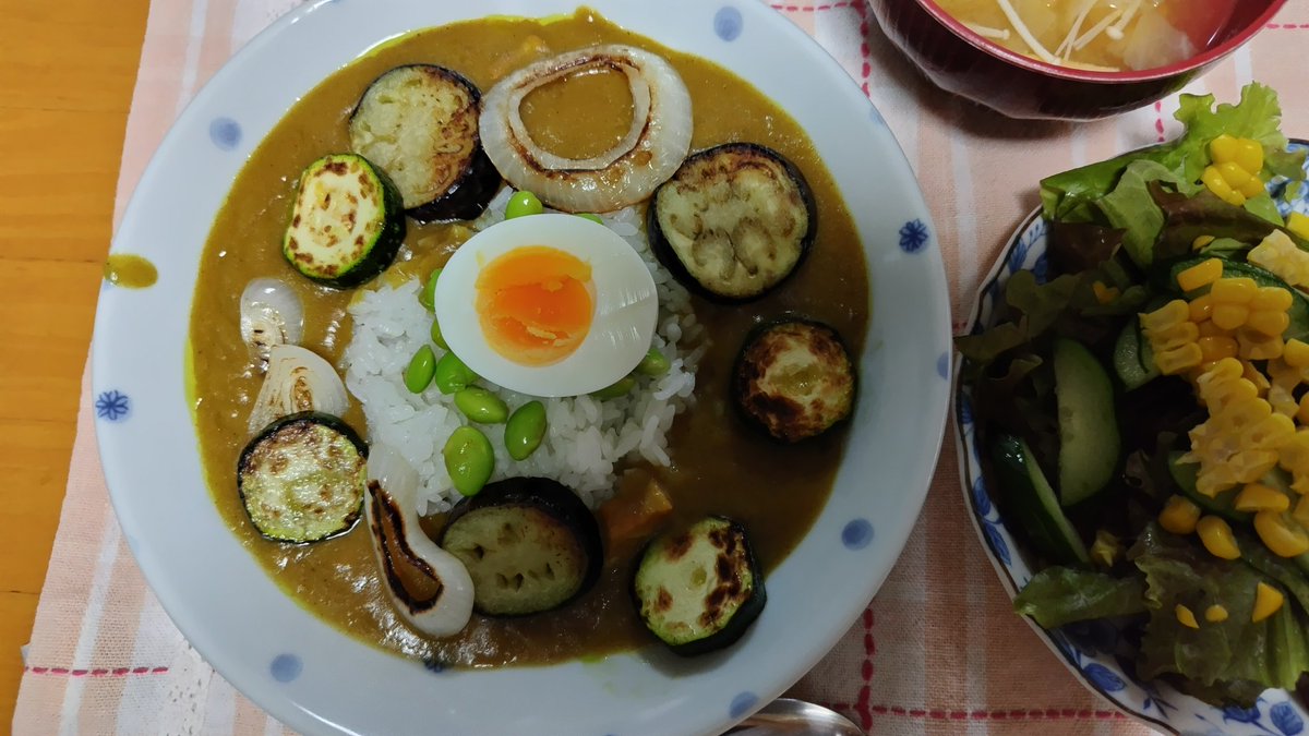 y_monaca's tweet photo. 6月30日ということで夏越しご飯
枝豆入りご飯に輪切りにした夏野菜をトッピングしたカレーです！ https://t.co/DSZPx2b5pQ