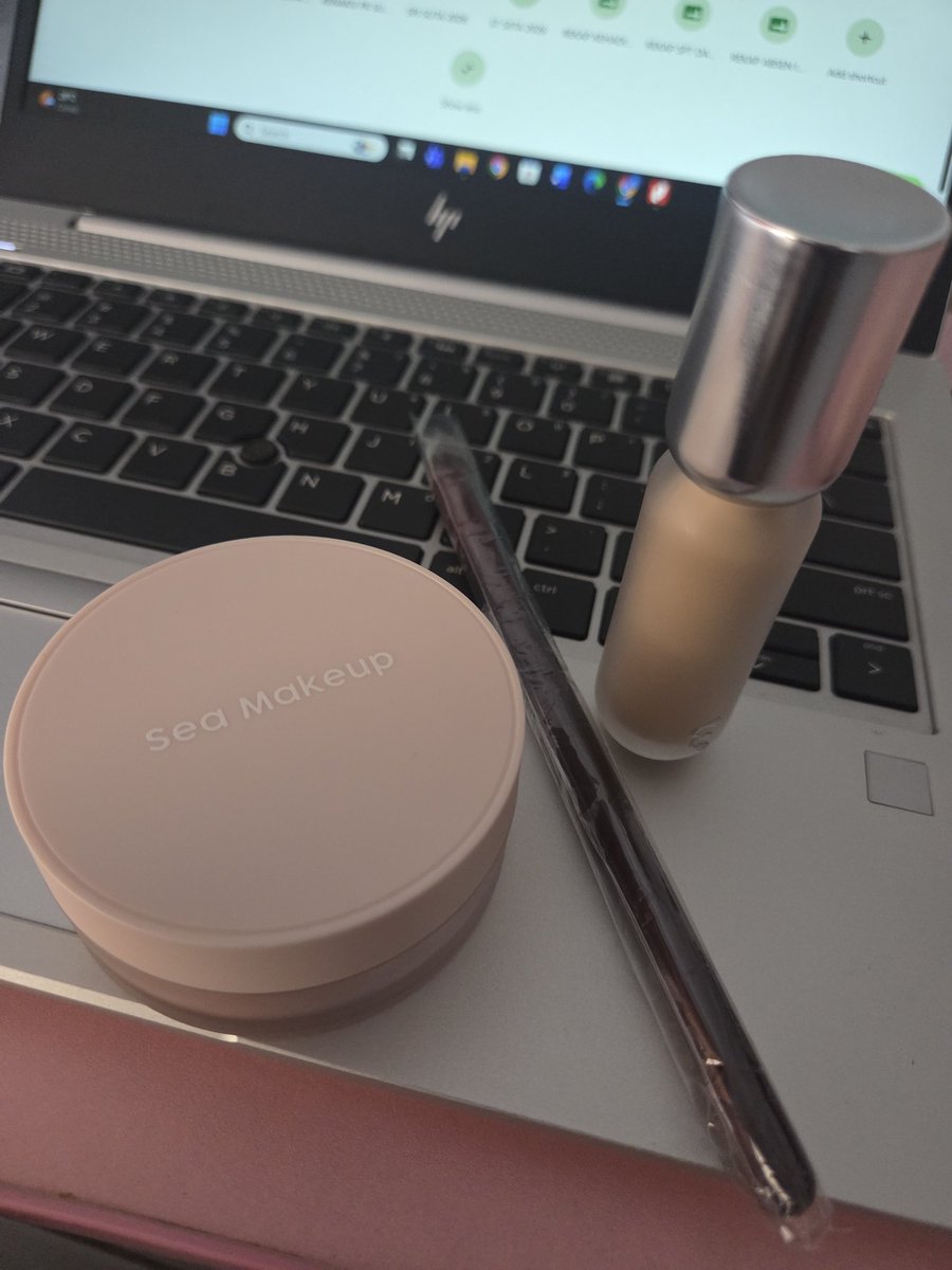 memobriize's tweet photo. review singkat 3 makeup satset gweh yg baru beli🤩
1. mad for makeup concealer, pake setitik2 aja udah ngecover👍
2. brush concealer aeris x bubah, dia kecil tapi ngeblend dengan sempurnah🫰
3. sea makeup loose powder, pake dikit aja udah bisa ngeset👍
sekian tengs https://t.co/n7shyYP0eL