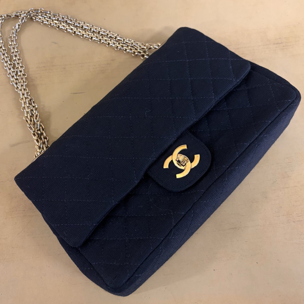 brand_kobutu's tweet photo. 今日の出品… 
シャネル マトラッセ ショルダーバッグ
#CHANEL
#ヴィンテージ
#コットンジャージ https://t.co/flA3Tz7UBi