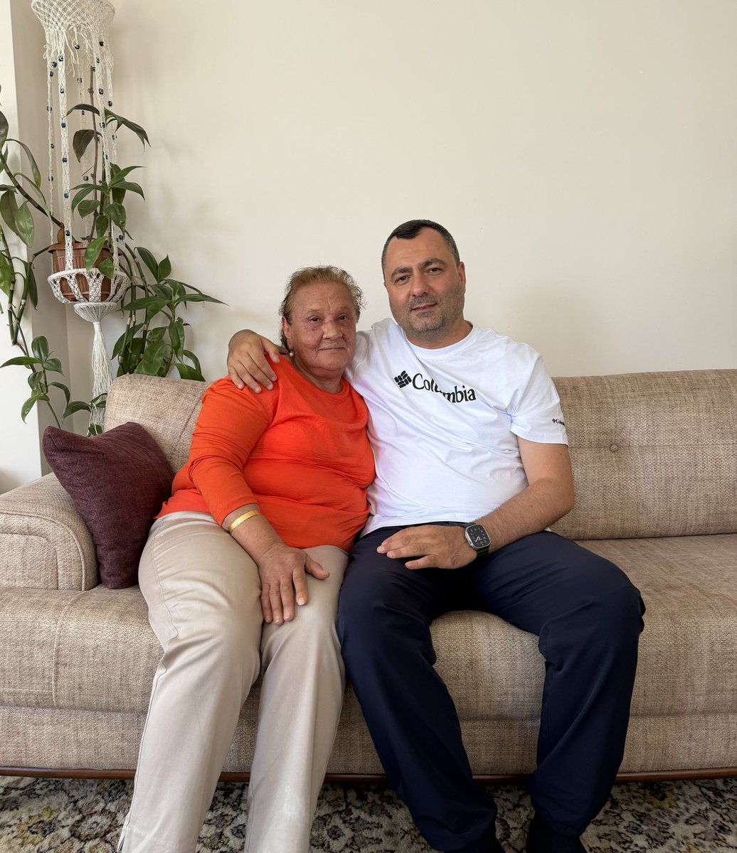 omersanli04's tweet photo. Milliyetçi Hareket Partisi Uşak Merkez İlçe Başkanı olarak görev yaptığı dönemde, Kadir Gecesi cami çıkışında şehit edilen Haşim Yıldırım Ağabeyimizin kıymetli kızı, ablam Nazmiye Yıldırım’ı ziyaret ettim.
Cenab-ı Allah hayırlı, sağlıklı ve huzurlu bir ömür nasip etsin. https://t.co/B9nb7UvP2B