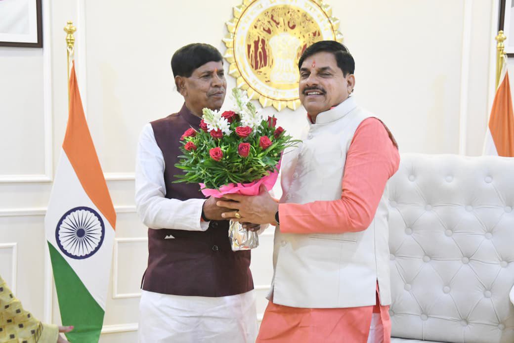 HariSapre's tweet photo. आज भोपाल स्थित मुख्यमंत्री निवास में माननीय मुख्यमंत्री डॉ. मोहन यादव जी से धर्मपत्नी सहित सौजन्य भेंट कर उन्हें दादा बनने के शुभ अवसर पर हार्दिक बधाई एवं शुभकामनाएँ प्रेषित कीं।

ईश्वर से उनके उत्तम स्वास्थ्य, दीर्घायु एवं सफल नेतृत्व की मंगलकामना करता हूँ। https://t.co/AzBc6ZCJyM