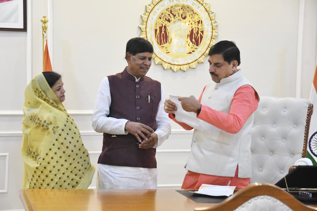 HariSapre's tweet photo. आज भोपाल स्थित मुख्यमंत्री निवास में माननीय मुख्यमंत्री डॉ. मोहन यादव जी से धर्मपत्नी सहित सौजन्य भेंट कर उन्हें दादा बनने के शुभ अवसर पर हार्दिक बधाई एवं शुभकामनाएँ प्रेषित कीं।

ईश्वर से उनके उत्तम स्वास्थ्य, दीर्घायु एवं सफल नेतृत्व की मंगलकामना करता हूँ। https://t.co/AzBc6ZCJyM