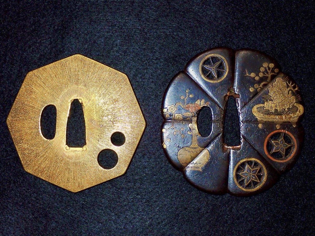 Kyoraku316's tweet photo. the・桃山の鐔🍑

実に桃山時代な雰囲気を感じさせる2枚♪
櫃孔や形状がなんとなく似てる😊
やっぱり同じ京の金工だよね〜

（右）平安城長吉 
（左）埋忠（蜂須賀家伝来） https://t.co/01PZFePSbK