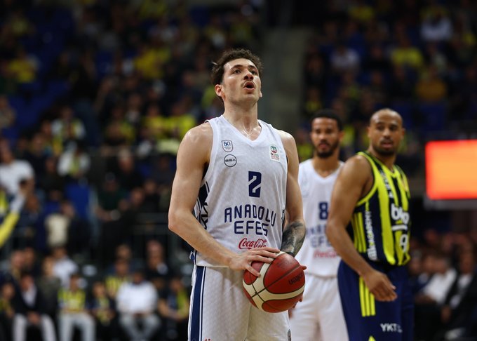 NobleBball's tweet photo. 🔥 Şehmus Hazer, Galatasaray MCT Technic kadrosuna katılmaya hazırlanıyor. 👀 (@Urbodo)

ℹ️ Anadolu Efes ile hem EuroLeague hem de yerel ligde kayda değer bir sezon geçiren Şehmus'un, yüksek bir maaşla sarı kırmızılılara katılması bekleniyor. https://t.co/TFRWPaD43d