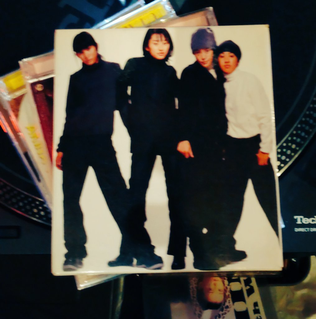 12cm7inch's tweet photo. SPEEDのアルバムで営業開始。幼かった彼女達も全員が長友選手より年上で他の代表選手の大半はデビュー当時に生まれてないかも？とか。そろそろデビュー30周年と考えると時の流れは本当に早い。オリンピックで前園選手達がブラジルに勝利した年と同じ。街には前園氏起用のPHS宣伝ポスターがそこら中に… https://t.co/VOx7nEQpS9