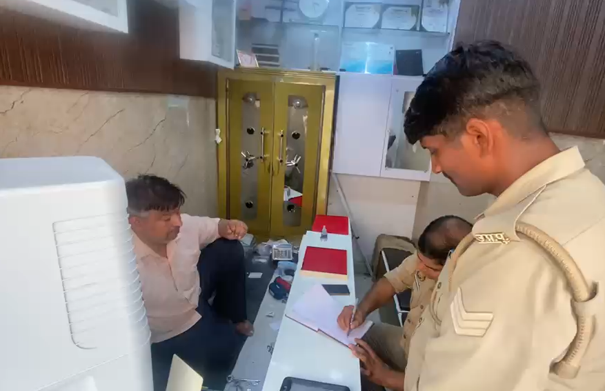 bstvlive's tweet photo. बागपत : सुनार की दुकान से दिनदहाड़े लाखों की लूट
➡️ग्राहक बनकर आया बदमाश, लाखों की लूट
➡️सोने और चांदी के जेवर लेकर हुआ फरार
➡️मामले की व्यापारी ने पुलिस को दी जानकारी
➡️बागपत कोतवाली के मुख्य बाजार की घटना
#Baghpat #Robbery #GoldShop #DaylightRobbery @baghpatpolice @BagpatDm https://t.co/6PpA63M91C