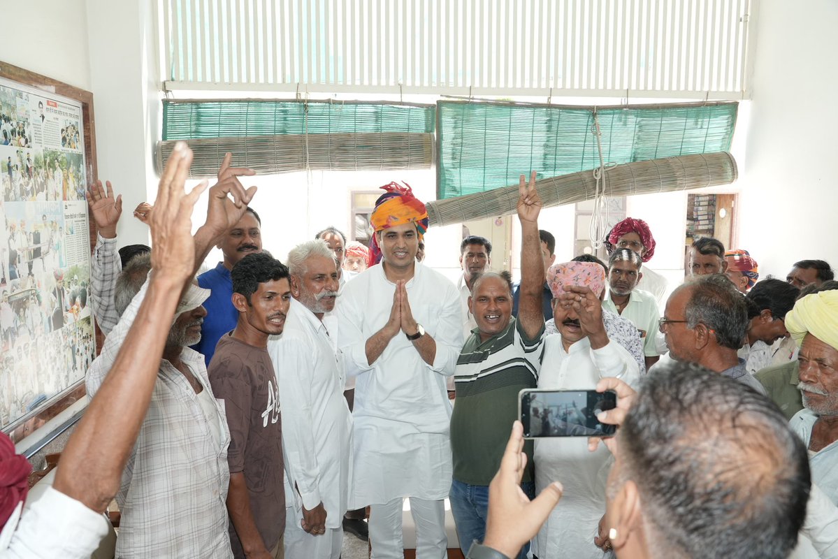 DrVikasAjmer's tweet photo. आज किशनगढ़ आवास पर पधारे अजमेर जिले के नेतागण, पार्टी पदाधिकारी व कार्यकर्ताओं से मुलाकात की।

अजमेर ग्रामीण जिला कांग्रेस कमेटी के पूर्व अध्यक्ष श्री भूपेंद्र सिंह राठौड़ जी का विशेष आगमन रहा। डीसीसी उपाध्यक्ष श्री सौरभ बजाड जी, बाबूलाल दगदी जी, कीर्ति निधि सिंह जी, प्रवक्ता श्री जगदीश गौरा जी, महासचिव महेंद्र सिंह ढोस जी, सचिव लाला राम बैरवा जी, धर्मवीर गीड़ जी सहित पार्टी पदाधिकारी एवं कार्यकर्ता उपस्थित रहे।

सभी ने एकमत होकर कांग्रेस पार्टी को मजबूत करने का संकल्प लिया।