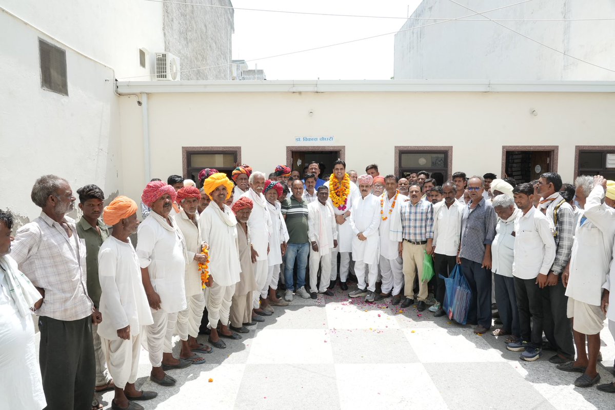 DrVikasAjmer's tweet photo. आज किशनगढ़ आवास पर पधारे अजमेर जिले के नेतागण, पार्टी पदाधिकारी व कार्यकर्ताओं से मुलाकात की।

अजमेर ग्रामीण जिला कांग्रेस कमेटी के पूर्व अध्यक्ष श्री भूपेंद्र सिंह राठौड़ जी का विशेष आगमन रहा। डीसीसी उपाध्यक्ष श्री सौरभ बजाड जी, बाबूलाल दगदी जी, कीर्ति निधि सिंह जी, प्रवक्ता श्री जगदीश गौरा जी, महासचिव महेंद्र सिंह ढोस जी, सचिव लाला राम बैरवा जी, धर्मवीर गीड़ जी सहित पार्टी पदाधिकारी एवं कार्यकर्ता उपस्थित रहे।

सभी ने एकमत होकर कांग्रेस पार्टी को मजबूत करने का संकल्प लिया।