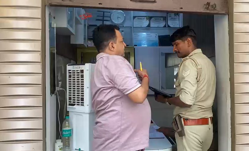 bstvlive's tweet photo. बागपत : सुनार की दुकान से दिनदहाड़े लाखों की लूट
➡️ग्राहक बनकर आया बदमाश, लाखों की लूट
➡️सोने और चांदी के जेवर लेकर हुआ फरार
➡️मामले की व्यापारी ने पुलिस को दी जानकारी
➡️बागपत कोतवाली के मुख्य बाजार की घटना
#Baghpat #Robbery #GoldShop #DaylightRobbery @baghpatpolice @BagpatDm https://t.co/6PpA63M91C
