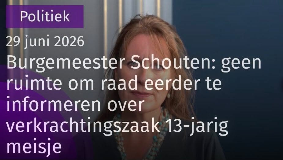 WimdenOudsten's tweet photo. Burgemeester Schouten: geen ruimte om raad eerder te informeren over verkrachtingszaak 13-jarig meisje.
Burgemeester Anja Schouten zegt dat zij vorig jaar geen mogelijkheid had om de gemeenteraad of inwoners actief te informeren over de verkrachting van een 13-jarig meisje op het Bolwerk in Alkmaar ( Weer teruggevonden in het AZC inclusief de dader ) Volgens haar ontbrak daarvoor de wettelijke grondslag, omdat er op dat moment geen sprake was van een verstoring van de openbare orde of maatschappelijke onrust.
Dat verklaarde Schouten maandagavond tijdens een spoeddebat in de Alkmaarse gemeenteraad. De discussie ontstond nadat vorige week bekend werd dat de verdachte, een asielzoeker uit het Alkmaarse asielzoekerscentrum, zich voor de rechter moest verantwoorden. De rechtbank doet op 7 juli uitspraak in deze zaak.
Meerdere fracties uitten hun onvrede over het feit dat zij pas via berichtgeving in de media van de zaak op de hoogte raakten. Lokale partij OPA stelde dat de gemeenteraad wel actief wordt geïnformeerd over onderwerpen als cameratoezicht, sluitingen van panden en evenementen, maar blijkbaar niet over een ingrijpende zedenzaak zoals deze.
Zij is een slechte burgemeester.