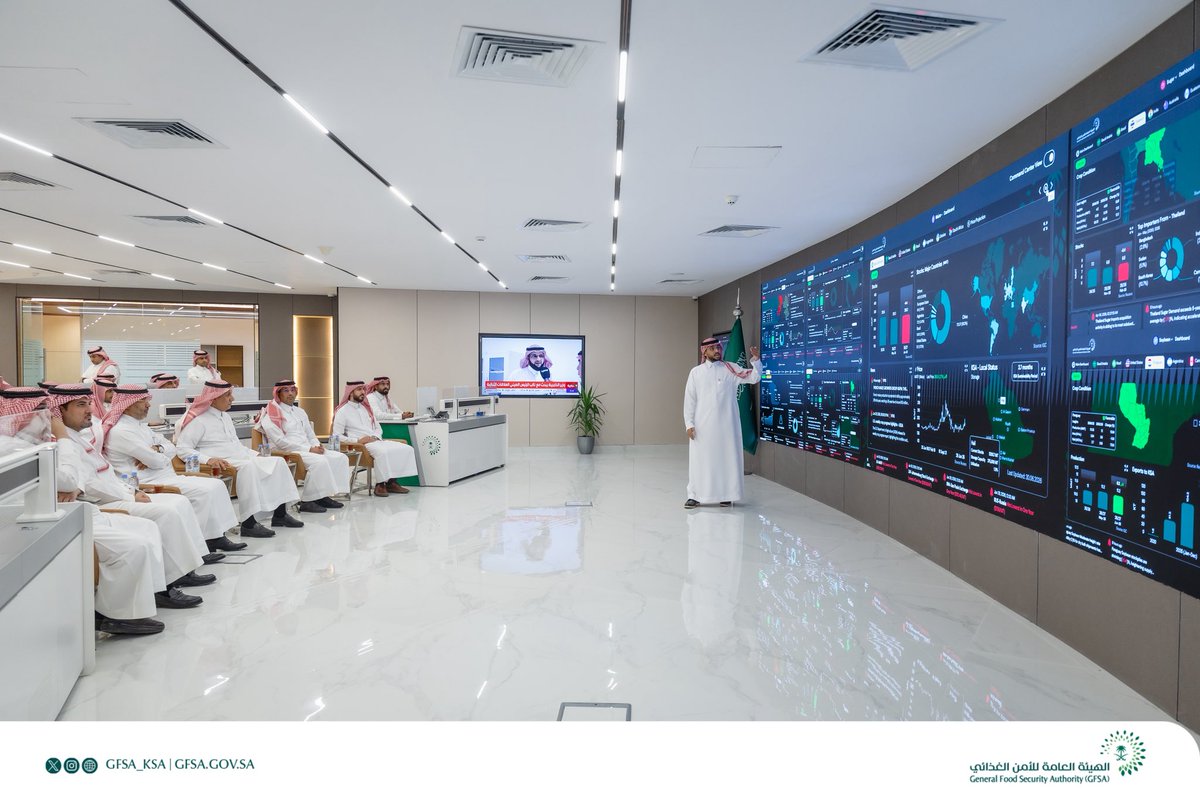 GFSA_KSA's tweet photo. التقى معالي الرئيس، بمقر الهيئة، معالي مساعد وزير الصناعة والثروة المعدنية للتخطيط والتطوير الدكتور عبدالله بن علي الأحمري والوفد المرافق له، حيث جرى استعراض آلية عمل مركز الإنذار المبكر المطوّر، ودوره في دعم منظومة الأمن الغذائي

https://t.co/o8TqWbVx32 https://t.co/dhNB76pRpu