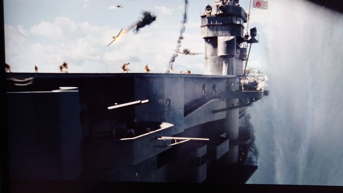 taro4649xxxx's tweet photo. 1.ヤッパリ左艦橋。
2.飛行甲板は加賀だ。手前は振り返るマクラスキー。
3.しかも煙突まで左。なんだろう?そんな空母、日本にないぞ!まさか、左右反転ネガ焼き?デジタルの世に…
4.これも設定上、加賀なり。まるで赤城。でも艦橋形状はやっぱり加賀っぽい。頭が混乱しそうw https://t.co/xPadpPC8o7