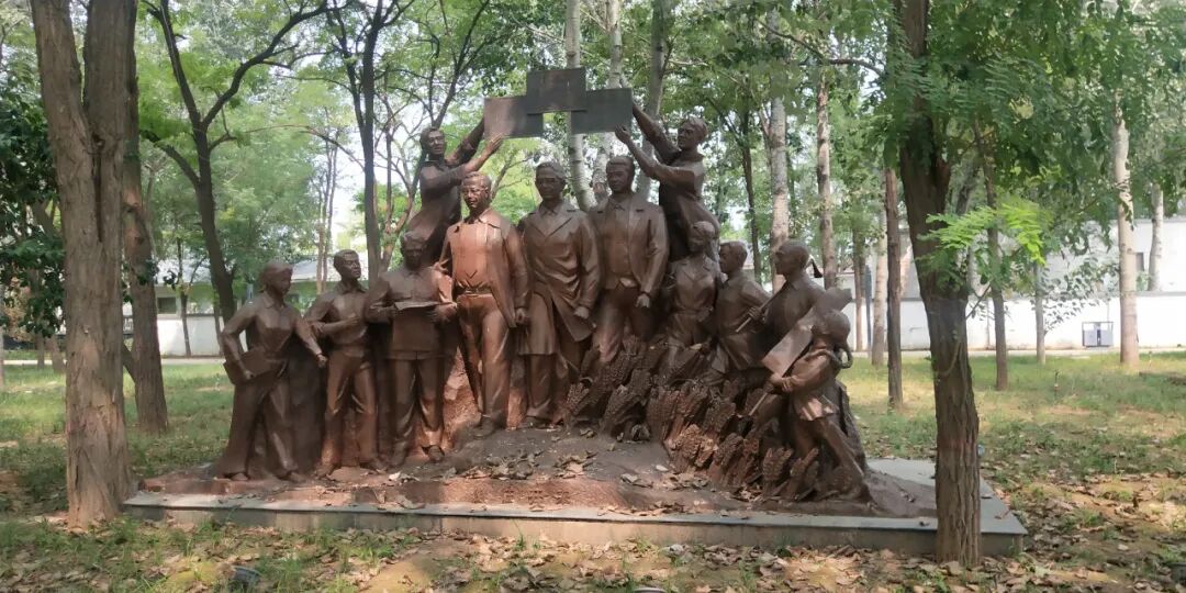 EnjoyHebei's tweet photo. Agricultural Park of Quzhou County is a national 3A study tour scenic spot built on the 50-year experimental station of China Agricultural University. Centered on the theme "Little Scientists", it fully records the journey of transforming saline-alkali land. The park features group sculptures of three academicians: Xin Dehui, Shi Yuanchun and Zhang Fusuo, honoring generations of agricultural researchers devoted to improving barren soil in the Huanghuaihai Plain. The National Grain Security Museum of Quzhou displays farming history, soil science and full grain production procedures, alongside thousands of mu experimental fields, seasonal flower seas and hands-on farming zones. Carrying the Quzhou Spirit of "Responsibility, Dedication, Science & Serving People," it integrates scientific popularization, idyllic sightseeing and parent-child farming experience, showcasing China’s modern agriculture and grain security achievements.
