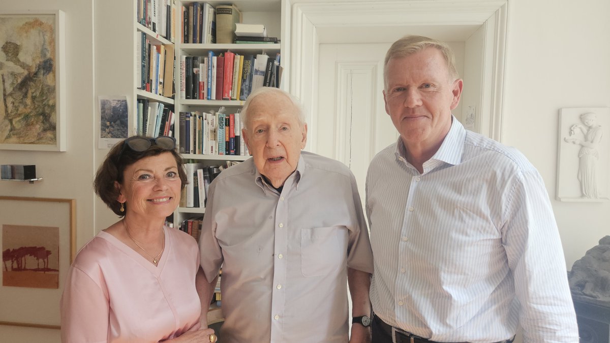 WestendVerlag's tweet photo. Das Gespräch mit #KlausvonDohnanyi, #ErichVad und #RenataSchmidtkunz ist im Kasten.

Wir haben über die aktuellen Geschehnisse in #Deutschland, die #Sicherheitspolitik Europas und viele weitere Themen gesprochen.

Mehr dazu am Sonntag um 20:00 Uhr auf unseren Kanälen.

Wir freuen uns auf euer Feedback!
