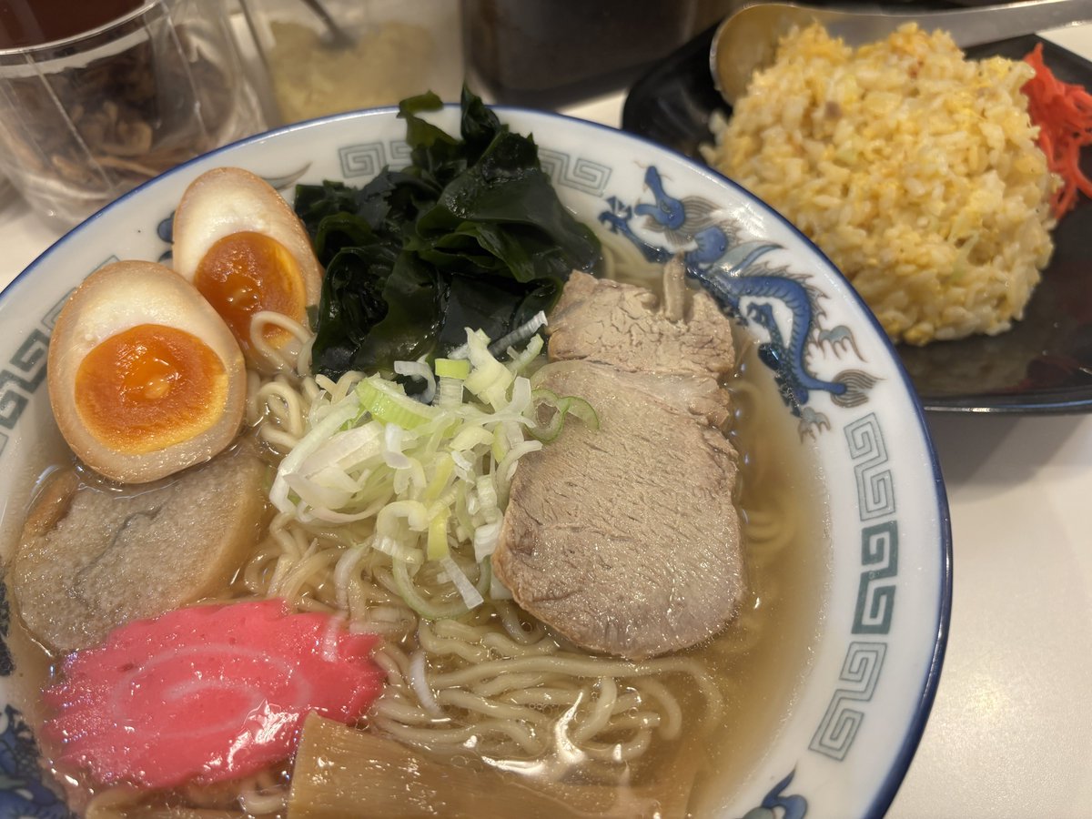 Spica_Sora_'s tweet photo. みそ熊の塩ラーメン食べた！

おすすめされた塩ラーメンと半チャーハン！
味濃いめこってりアブラ！が好きだから、普段は塩ラーメン食べないんだけど、たまに食べる塩ラーメン美味い…
スープ完飲しました。

今日は20時から出勤です！

Spica3周年オリシャンも残り1本！
お待ちしております！ https://t.co/0be4ikjFrF