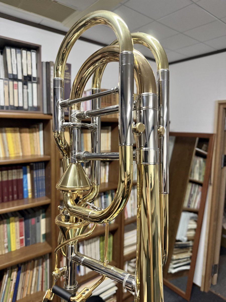 WINDSLABO's tweet photo. ✨中古バストロンボーン
XO 1240L-T入ってきた！B♭/F/G♭/D管 、アキシャルフローバルブ 、イエローブラスです。クレジットカード、銀行振込やスマホで分割払い申込OK(ジャックス)。よっぽど遠くでなければ送料無料だよ。ご連絡はHPからLINE友だち追加しての問い合わせが便利です。DMでも良いです。

⭐︎新品税込定価
　¥825,000
🌟中古販売価格
　¥460,000(税込)

《状態》
へこみはありません。細かい磨き傷のようなものはありますが、目立ったものではありません。ロータリー、スライド共に動き良好。まだ2年程前の製造ではないかと思いますが、年に数回吹いていた程度とのこと。