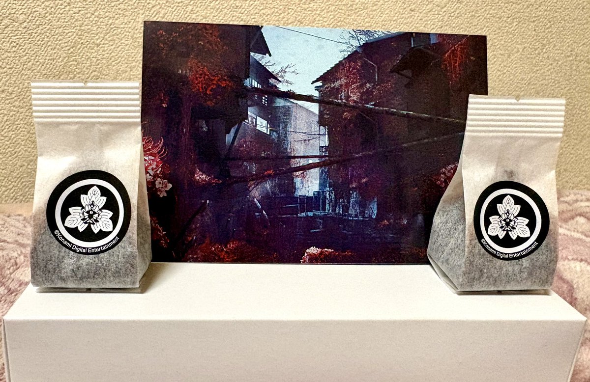 camomen1998's tweet photo. サイレントヒルf 戦利品
・トートバッグ×2種
・栗羊羹 ポストカードランダム1種付き
・トマトジュース 絵馬付き
・アクリルボード
・御守りキーホルダー×3種
・Tシャツ
・ラムネ 3種ステッカー付き
 #サイレントヒルf https://t.co/MjDhQSapGr