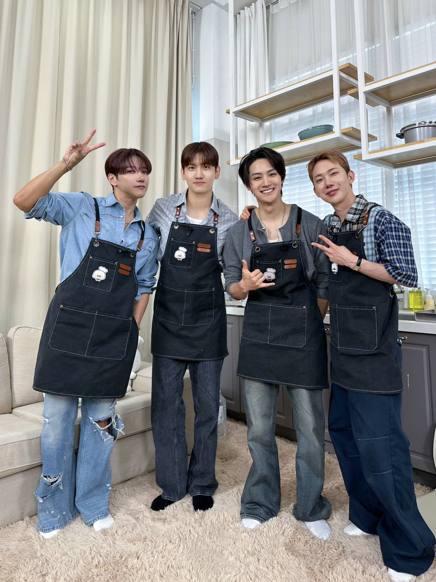 _mugob's tweet photo. ปัจจุบันถ้าถ่ายกับคนในวงการเดียวกันพี่แจบอมแทบจะอายุเยอะสุด พอกรุ๊ปนี้พี่แจบอมอายุน้อยสุด ดีใจด้วยนะคะ🥹🥹 https://t.co/HGUT8A6nwO